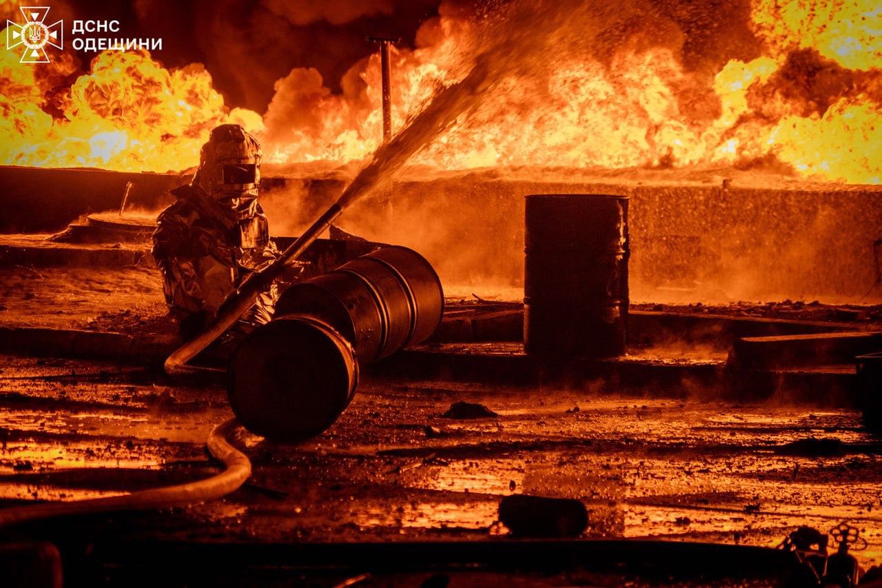 Фото гасіння пожежі. Джерело - facebook.com/DSNS.GOV.UA