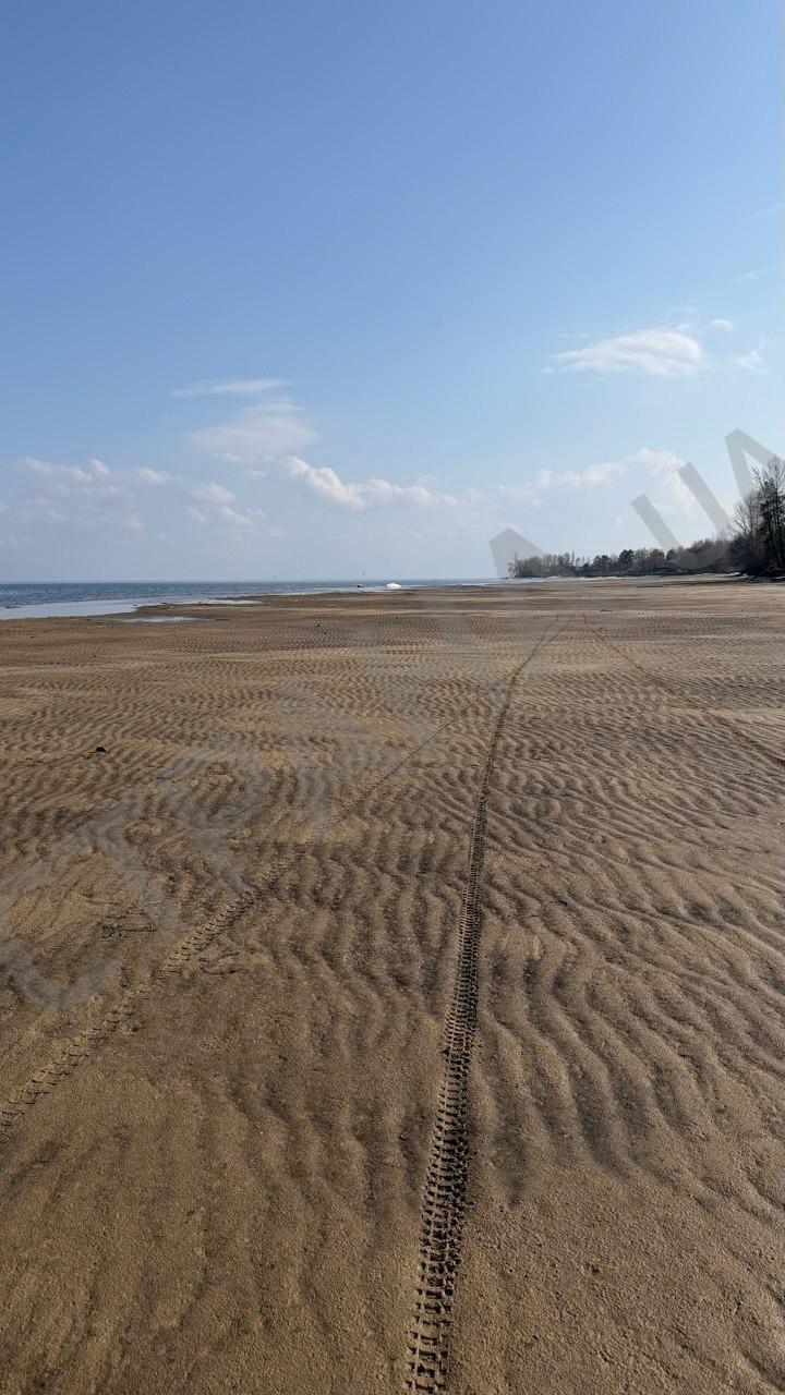 Фото (2) обмілілого берега Київського водосховища. Джерело - 
