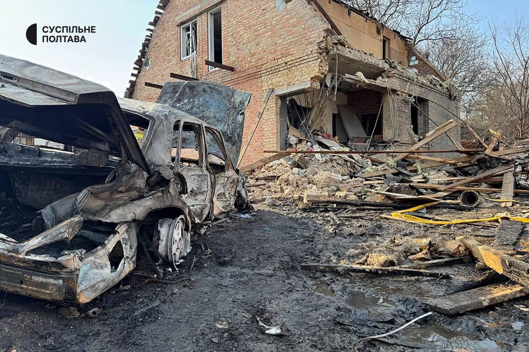 Фото зруйнованого будинку та згорілого авто. Джерело &ndash; Супільне