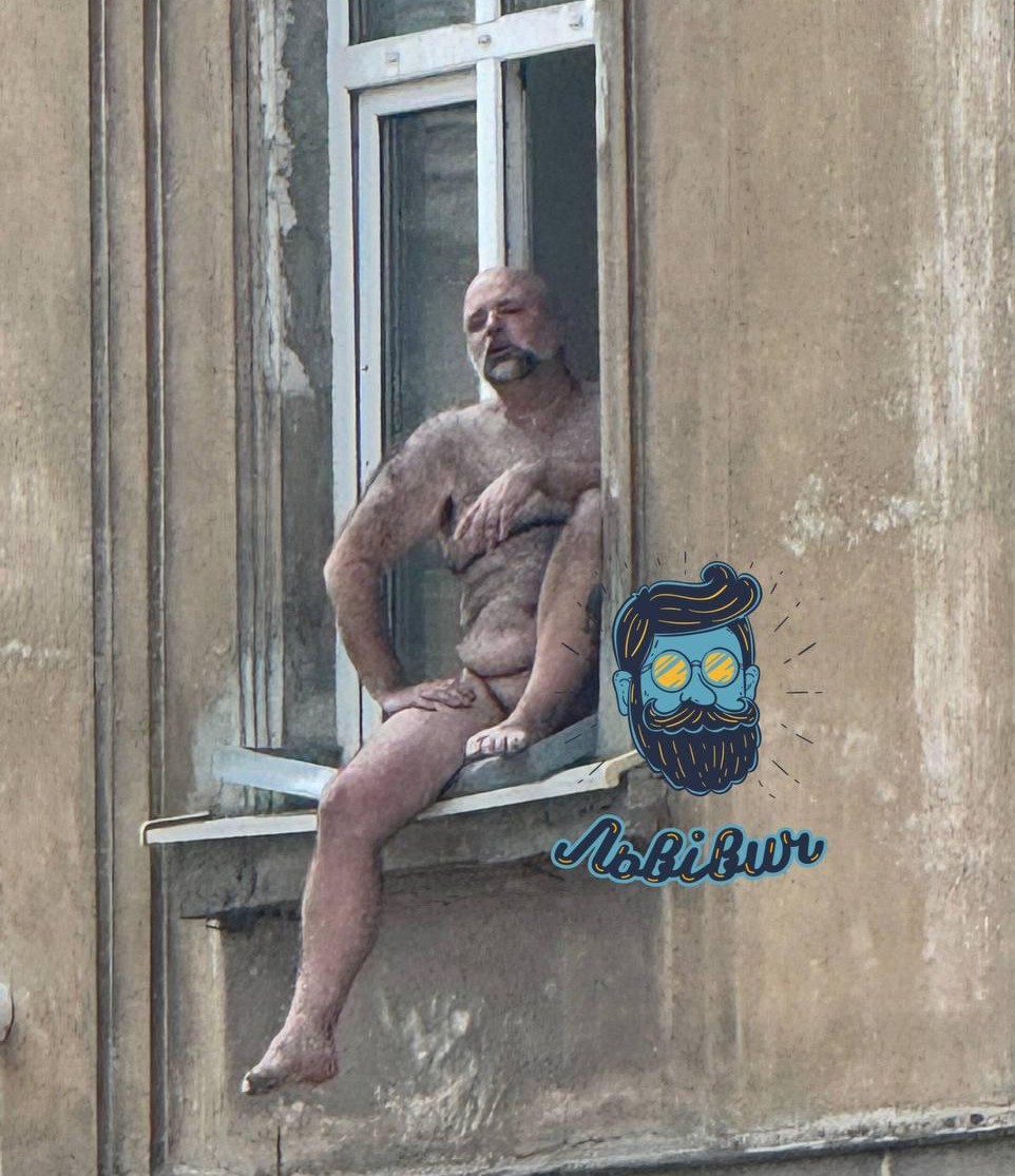 Фото голого чоловіка у вікні будинку у Львові. Джерело &ndash; Телеграм
