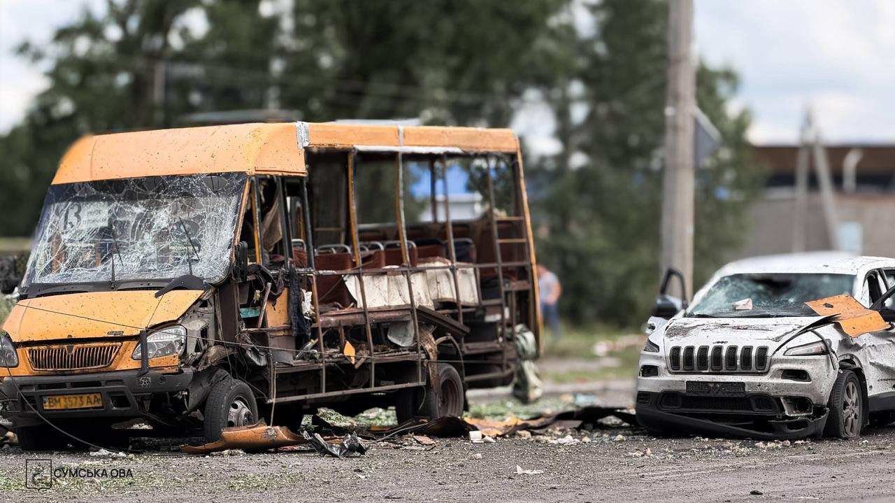 Фото (2) наслідків удару РФ по Сумах. Джерело &ndash; ОВА