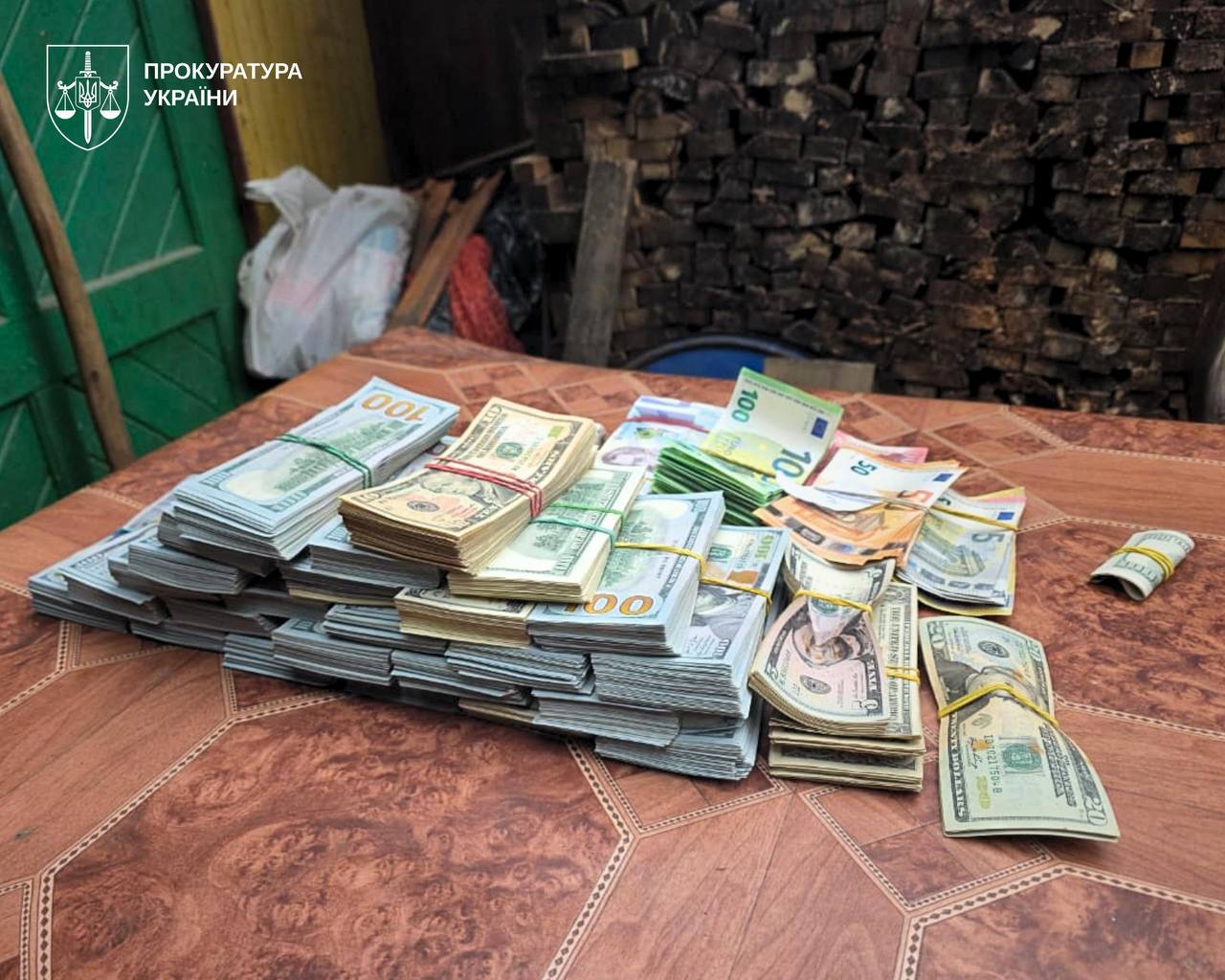 Фото вилучено пачок грошей (2). Джерело &ndash; Прокуратура