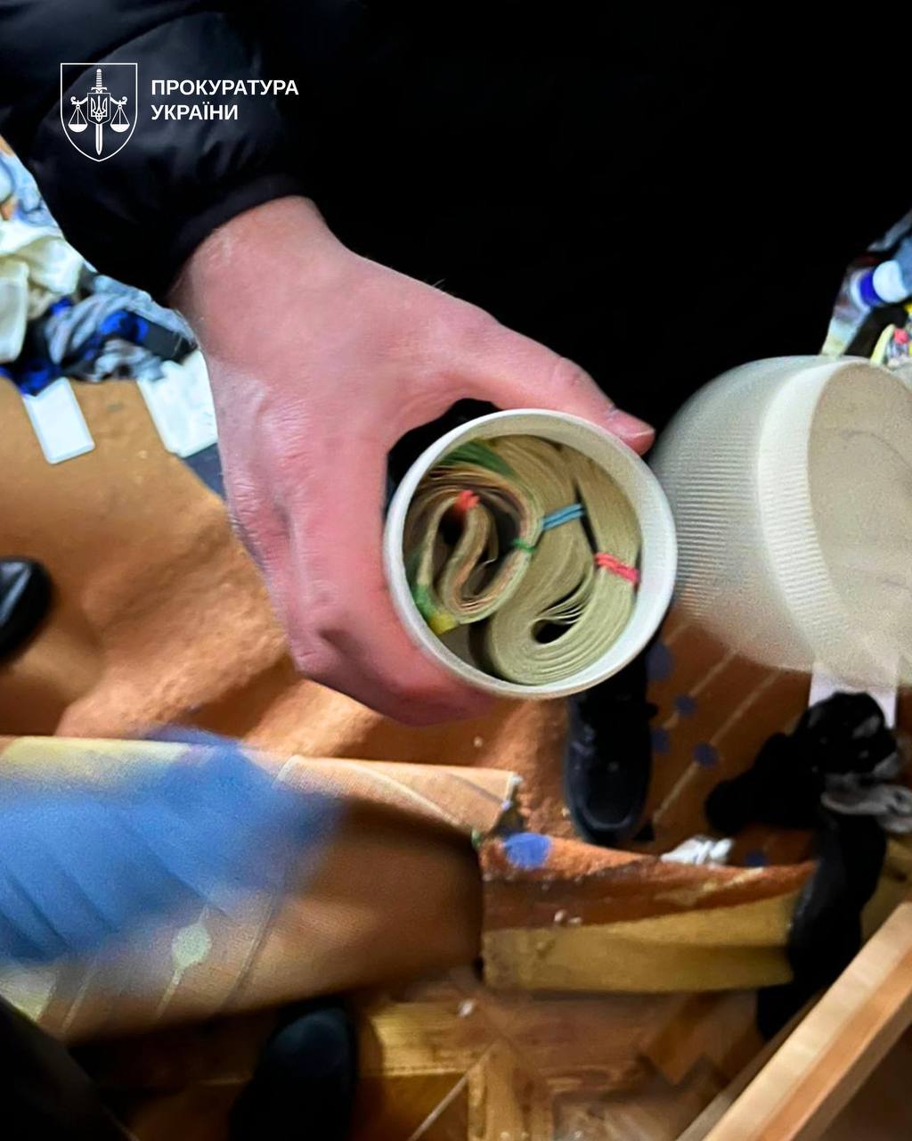 Фото захованих пачок грошей. Джерело &ndash; Прокуратура