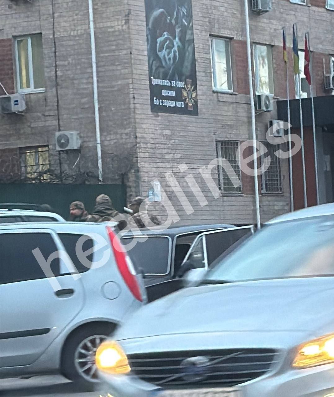 Фото военных возле ТЦК Белой Церкви