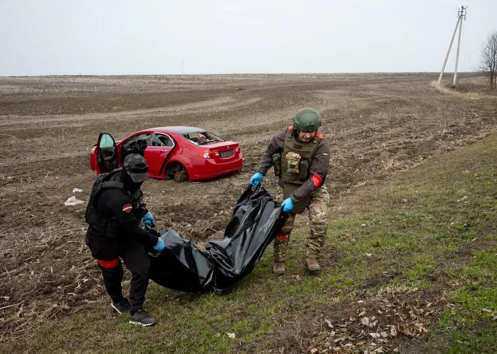 Фото транспортування тіла загиблого. Джерело - nytime.com