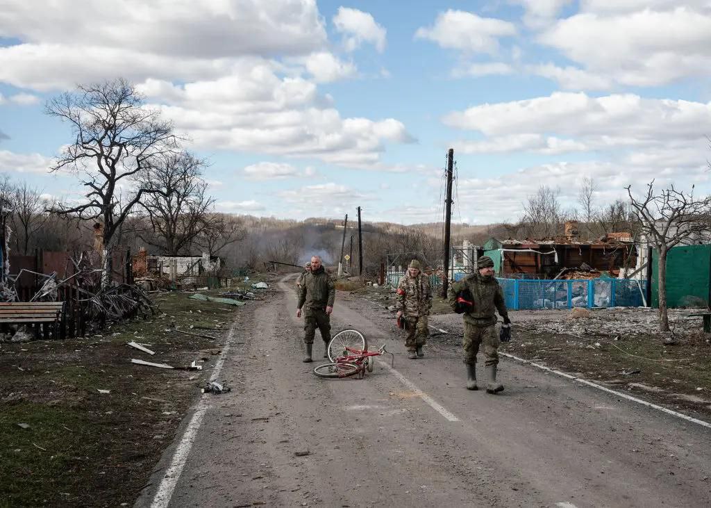 Фото військових РФ у розбитому селі. Джерело - nytime.com