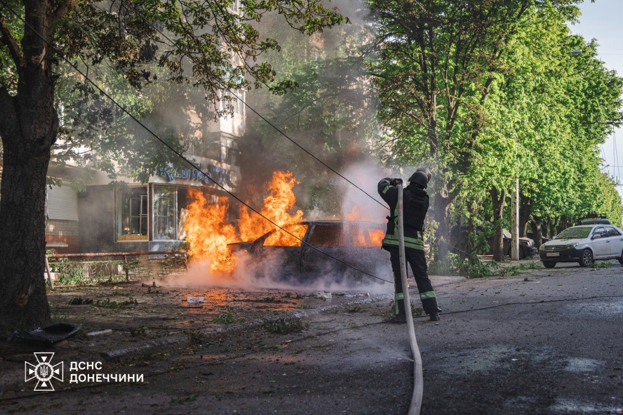 Фото (2) последствий удара РФ по Краматорску. Источник &ndash; ГСЧС
