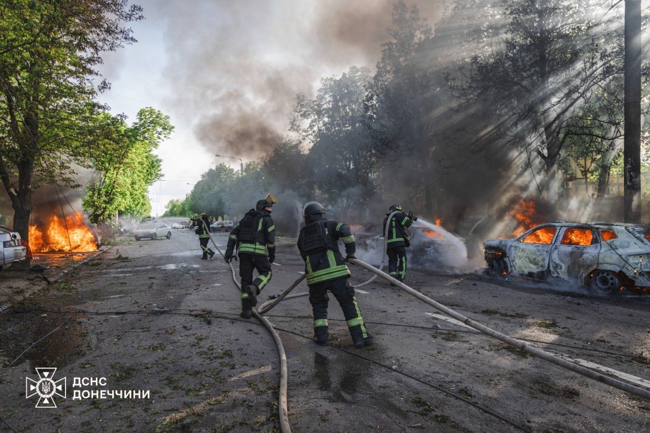 Фото (3) последствий удара РФ по Краматорску. Источник &ndash; ГСЧС