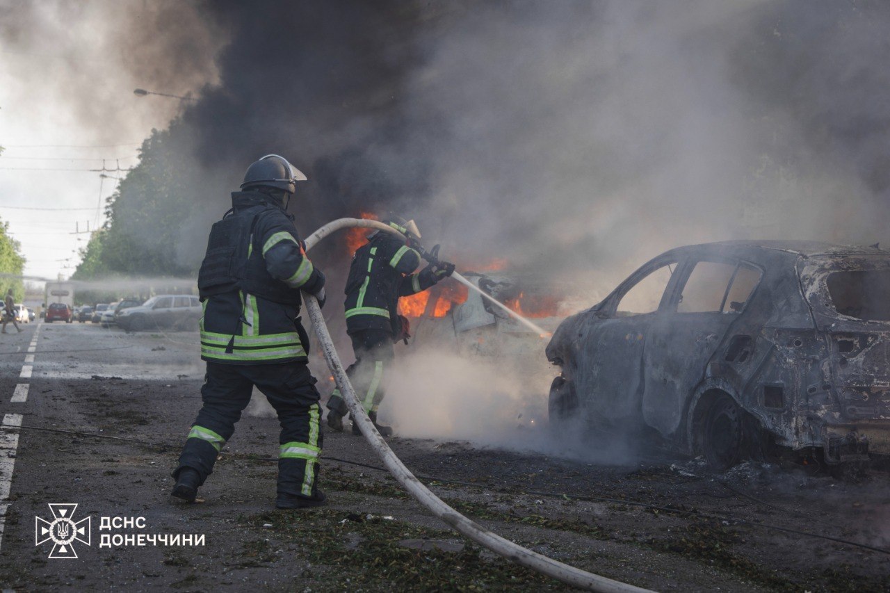 Фото (4) последствий удара РФ по Краматорску. Источник &ndash; ГСЧС