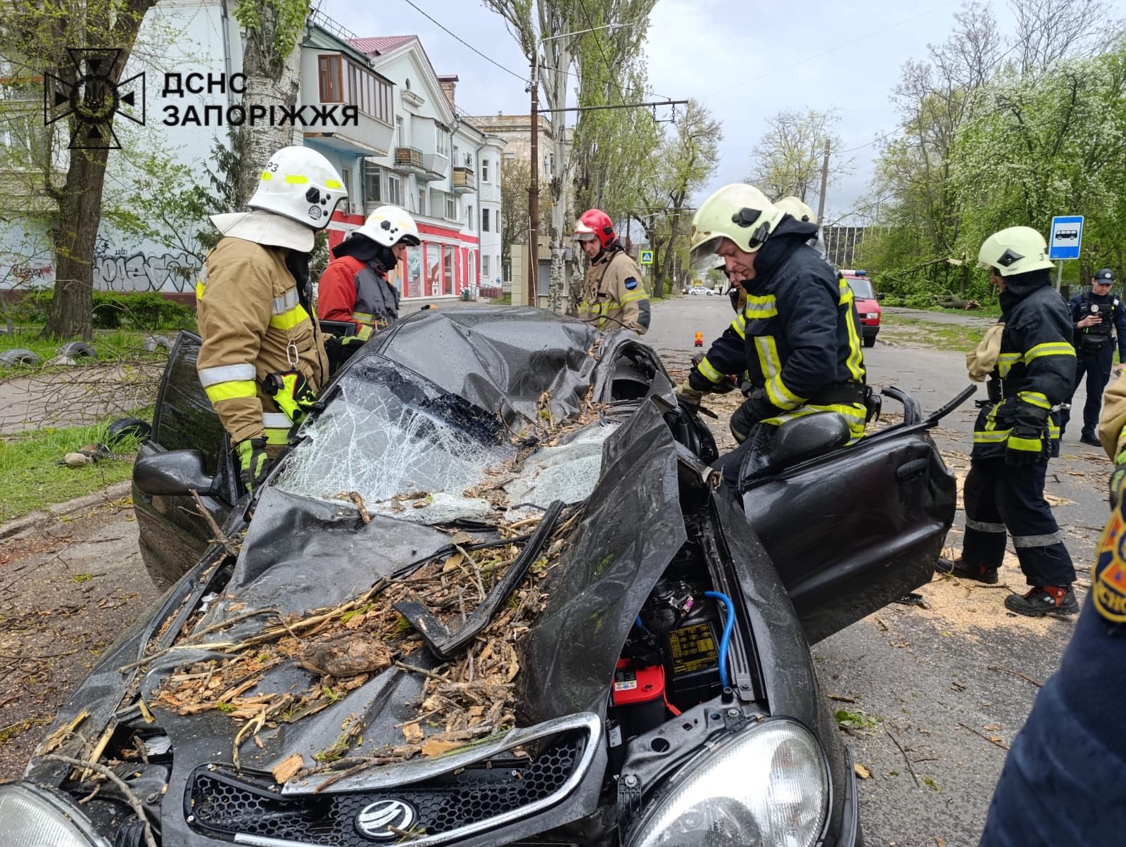 Фото спасательной операции в Запорожье. Источник &ndash; ГСЧС