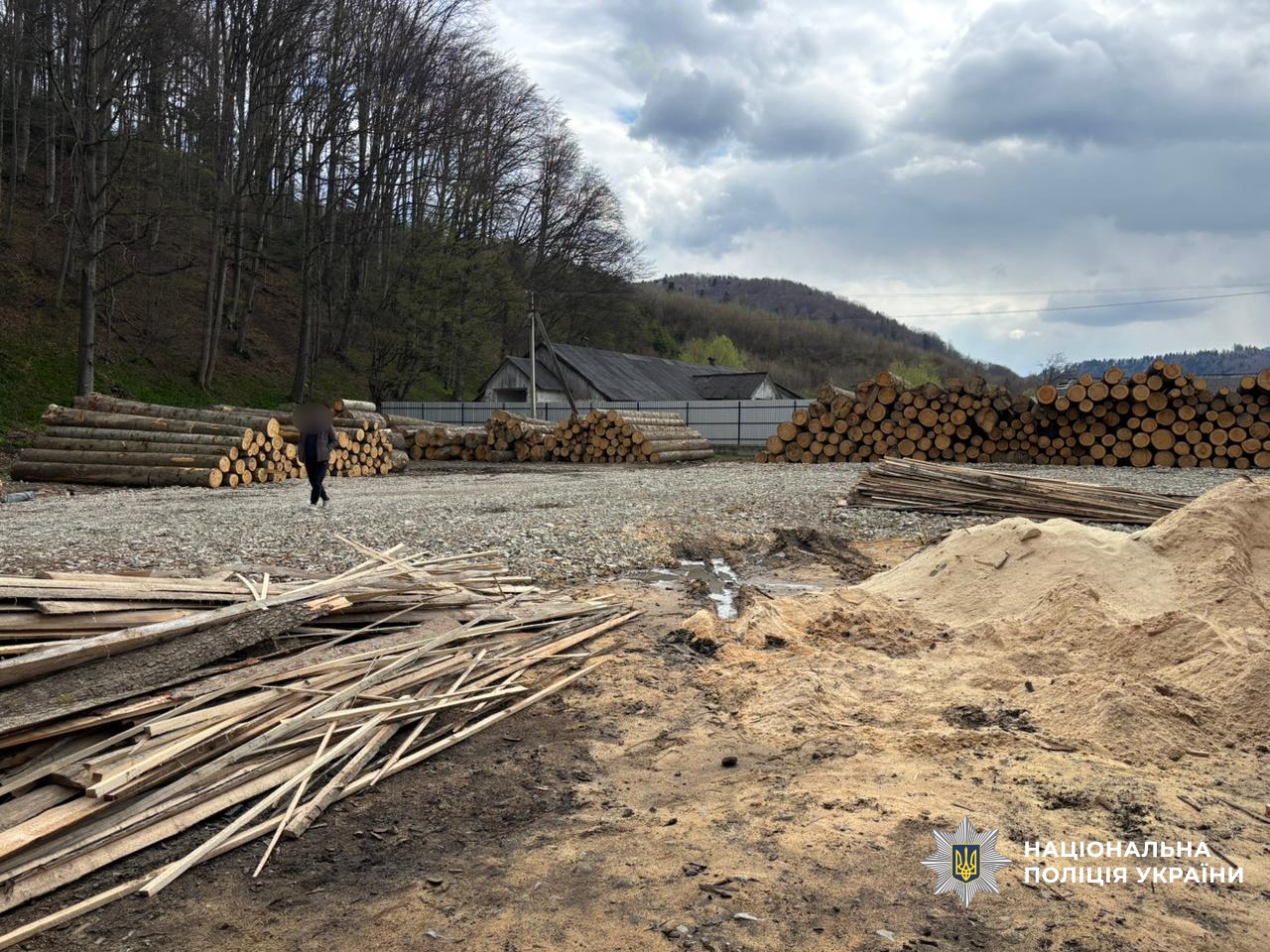 Фото (2) дерев'яного складу. Джерело &ndash; Поліція України