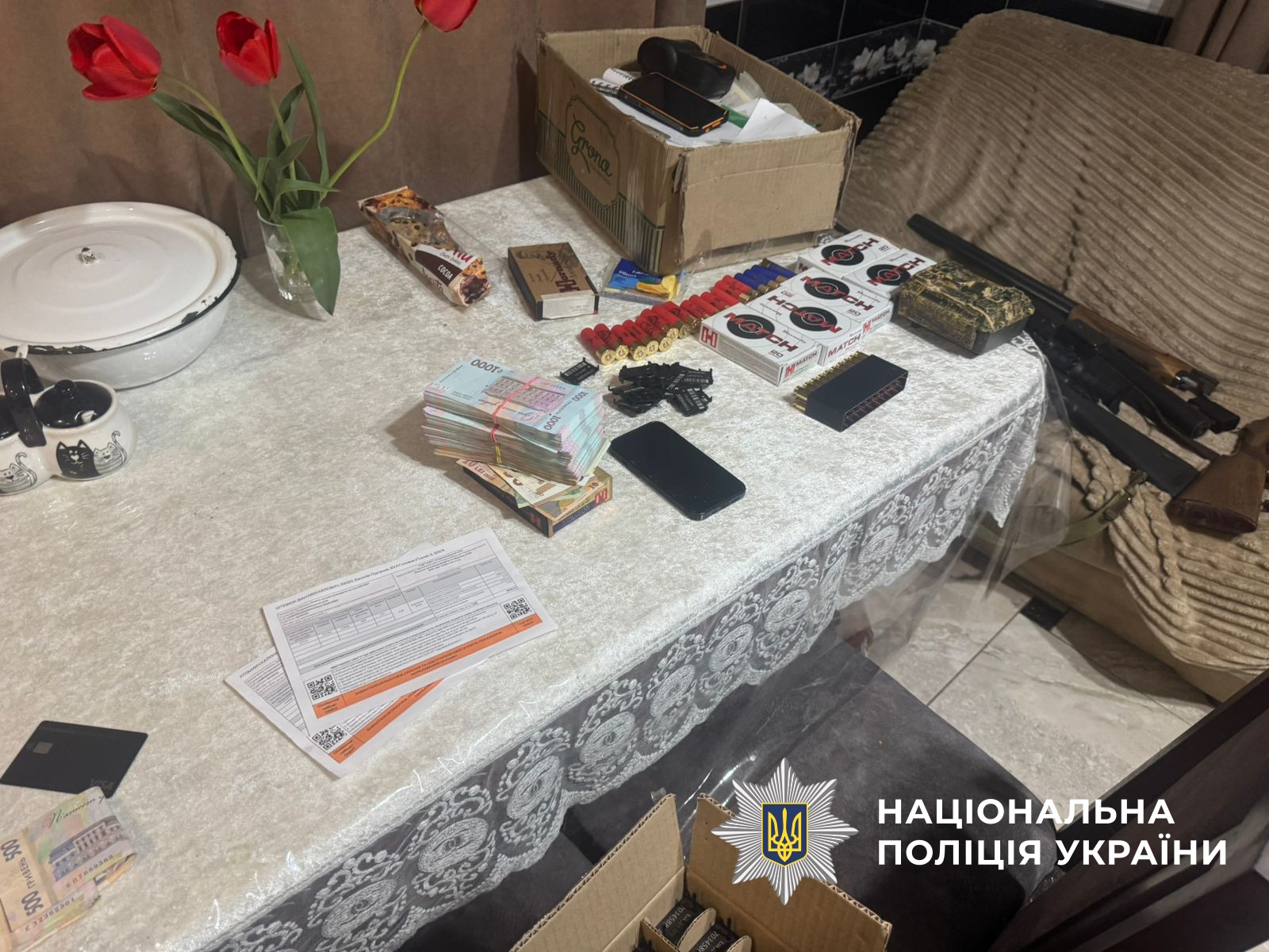 Фото вилучених грошей та зброї. Джерело &ndash; Поліція України