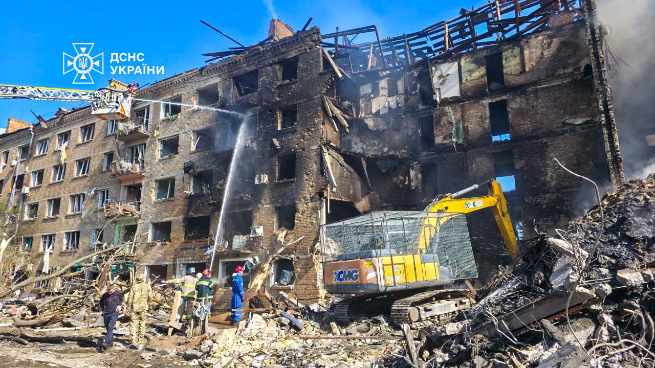 Фото наслідків удару РФ по Києву. Джерело &ndash; ДСНС