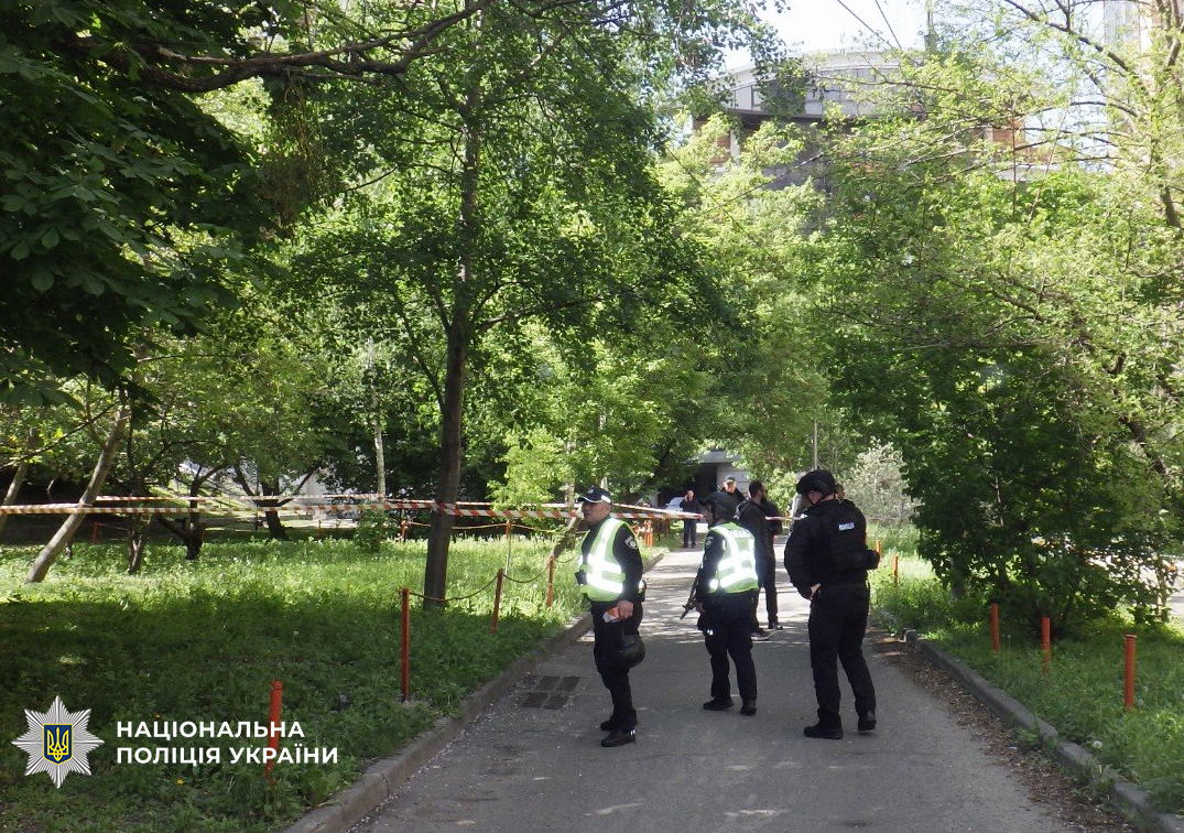 Фото слідчих заходів після стрілянини у Києві. Джерело &ndash; поліція