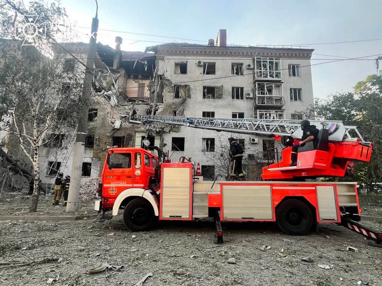 Фото (2) последствий удара КАБ по жилой многоэтажке в Запорожье. Источник – ГСЧС