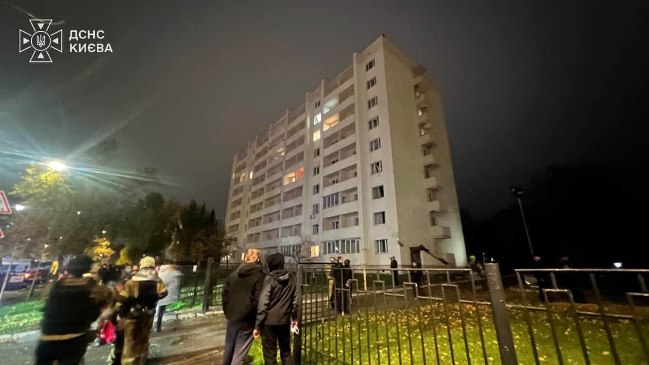 Фото (2) последствий удара РФ по Киеву. Источник &ndash; ГСЧС Украины
