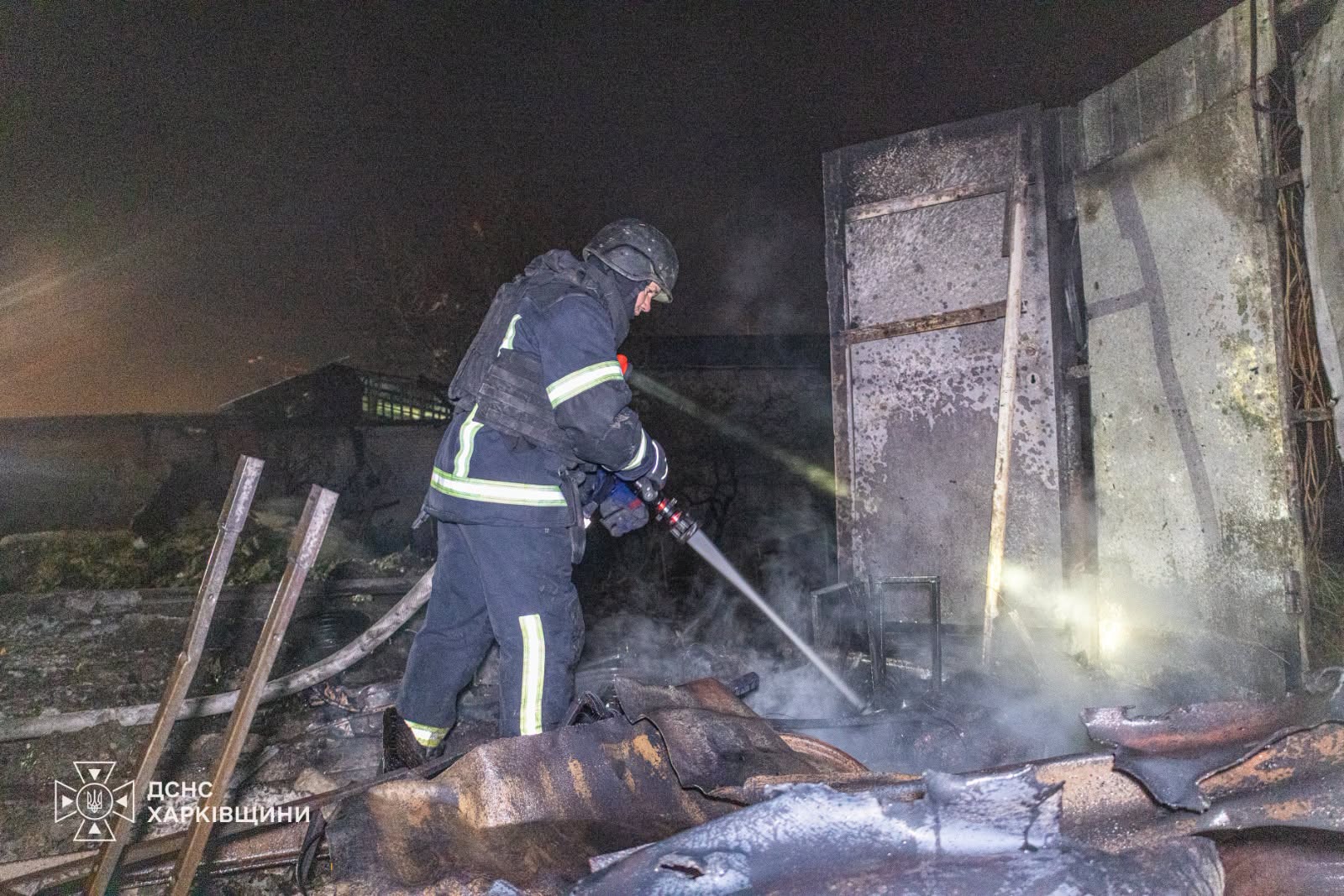 Фото (3) наслідків удару РФ по Харкову. Джерело – ДСНС України